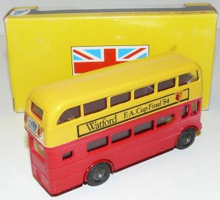 DIECAST ++ ROUTEMASTER BUS WATFORD F.A.CUP FINAL 84 in OVP ++ KM_29