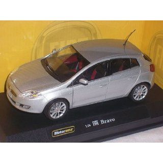 FIAT BRAVO 2009 SILBER 1/24 MOTORAMA MODELLAUTO MODELL AUTO 