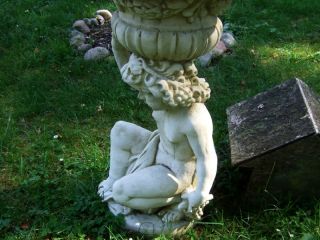 Gartenbrunnen Figur, Schalenträger im Schloßpark