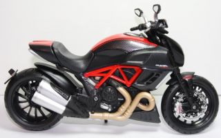 Motorrad Modell 1:12 von Maisto   DUCATI Diavel Carbon 2011