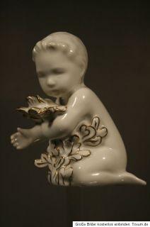 entzückende Kinderfigur Junge m. Blattwerk   blanc de chine B & G