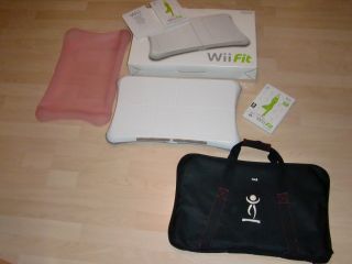 Wii Fit mit Balance Board, Tasche und Silikoncase 