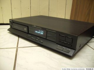 Der CD 471 besitzt eine schwarze Front mit LED Display. Er ist einer