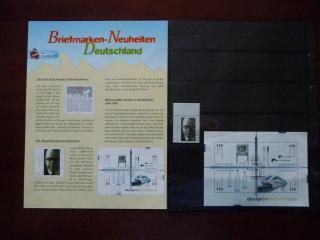 Ringordner der Deutschen Post AG mit der Sammlung Briefmarken