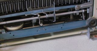 Mechanische Schreibmaschine Olympia Monica Metallgehäuse, mit