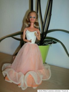 Barbie era Superstar mit PEACHES ´N CREAM Pfirsichblüten Kleid
