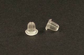 Diese Ohrstecker werden mit hautfreundlichen Gummisteckern befestigt
