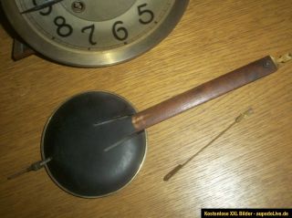 Altes Uhrwerk mit Pendel für einen Regulator/Wanduhr
