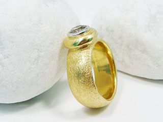 Ring in 900/  Gelbgold mit einem Brillanten ca. 0,72 ct. 
