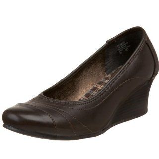 MUDD Womens Sycamore Wedge Pump,Chocolate,5 M US Shoes