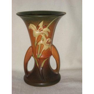 Pottery  Zephyr Lily  7 Inch Vase   132 USA 7 